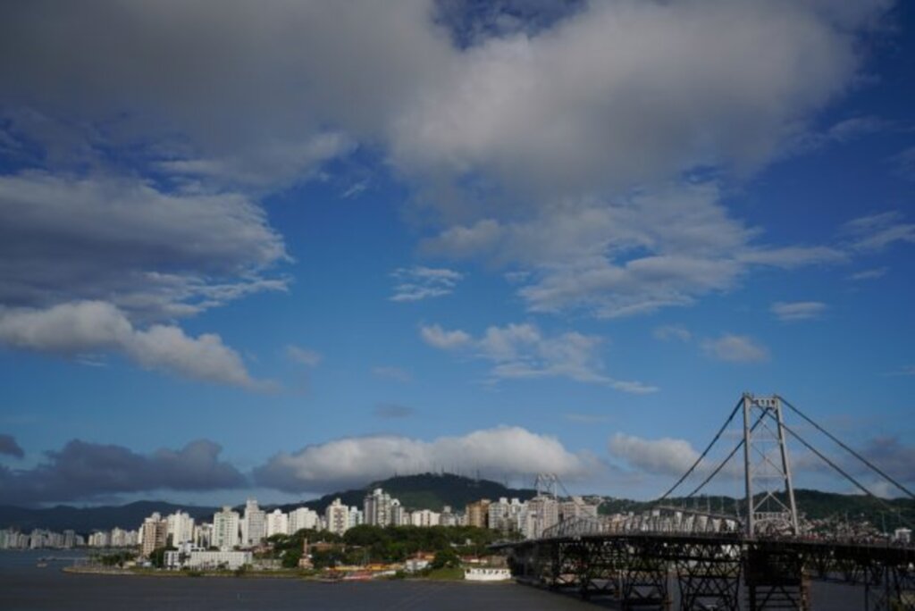 Fim de semana na Ponte Hercílio Luz tem corrida, Orquestra de Baterias e highline