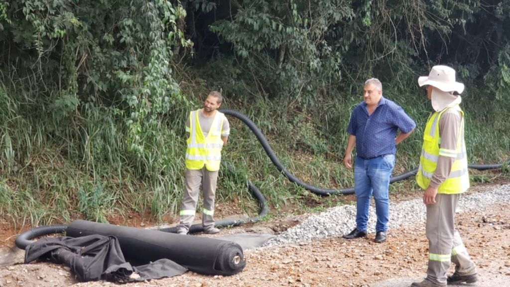 OBRAS DE ASFALTAMENTO DA RODOVIA QUE LIGA PIRATUBA À MAXIMILIANO DE ALMEIDA, AVANÇAM