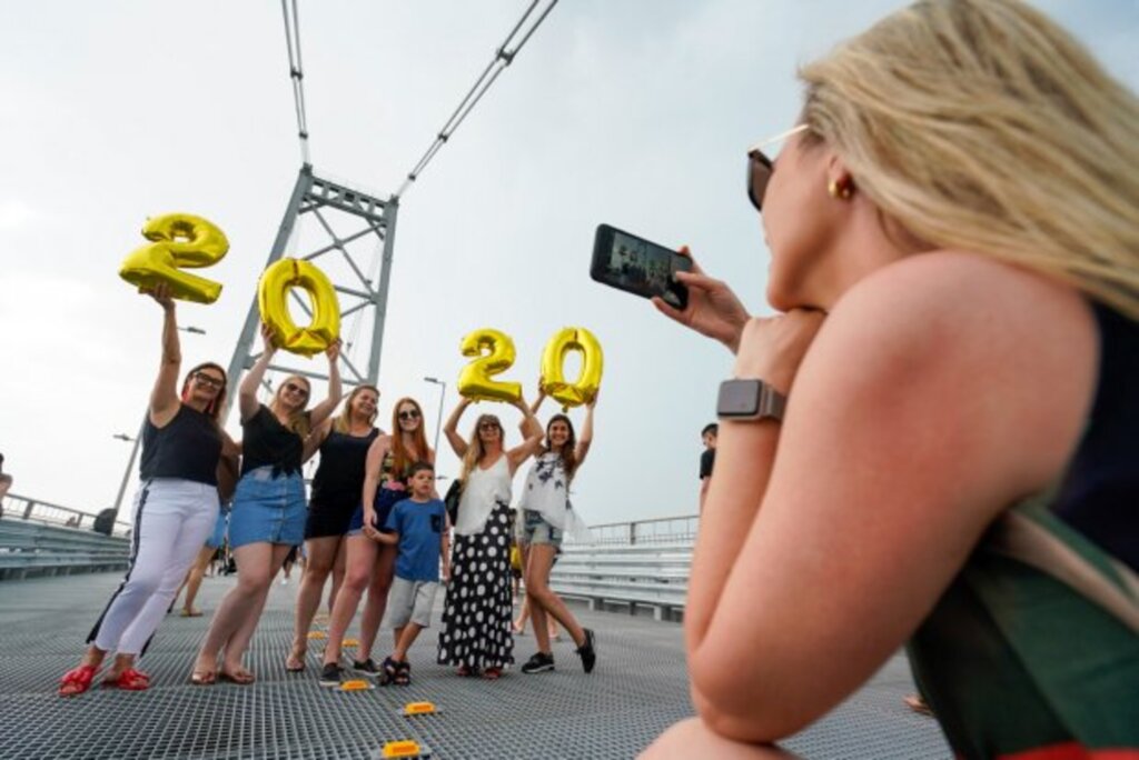 2020 começa com selfies, histórias e emoção sobre a Ponte Hercílio Luz