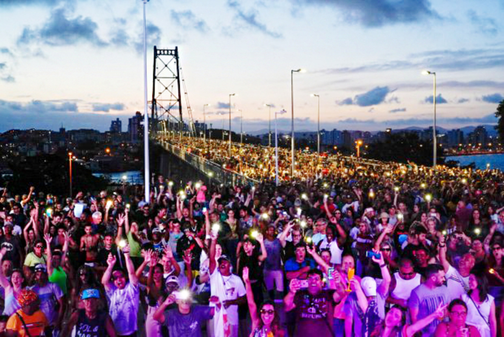 Ponte Hercílio Luz recebe cerca de 200 mil visitantes durante primeiro dia de reabertura