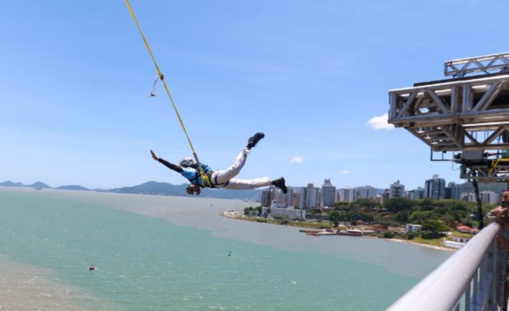 Viva a Ponte inicia com desfile de carros antigos, atrações culturais e esportes de aventura