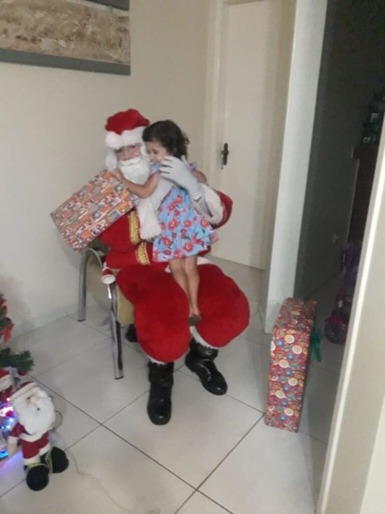  - Papai levando a alegria e sendo recompensado com amor e carinho.