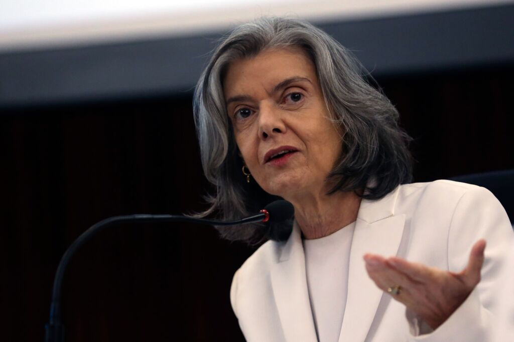 Em sessão do STF, Cármen Lúcia destaca violência persistente contra a mulher