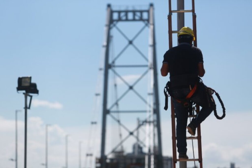 Iluminação funcional começa a ser instalada na Ponte Hercílio Luz