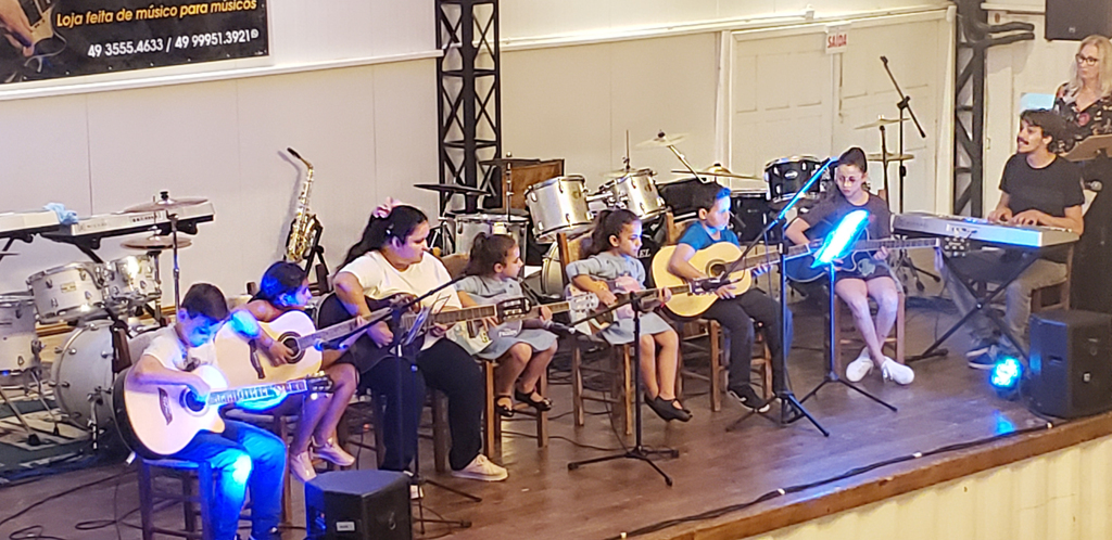 Alunos da Escola Sonho Meu tocam, cantam e encantam no Labarra Gastrobar