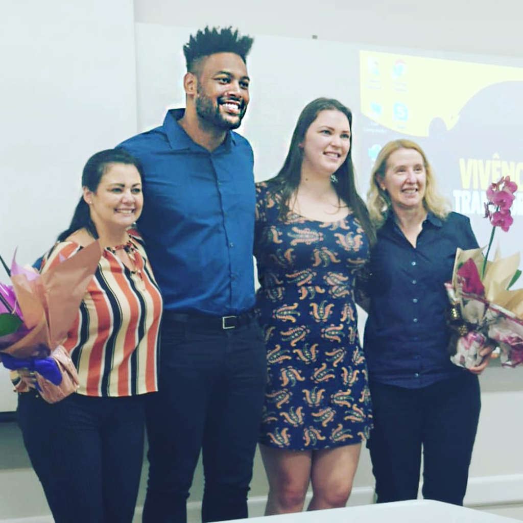  - Lucas, com as professoras Dra. Mônica Piccione Gomes Rios, Dra. Ana Cristina Coll Delgado e Dra. Maria Teresa Ceron Trevisol após a banca de seu Mestrado