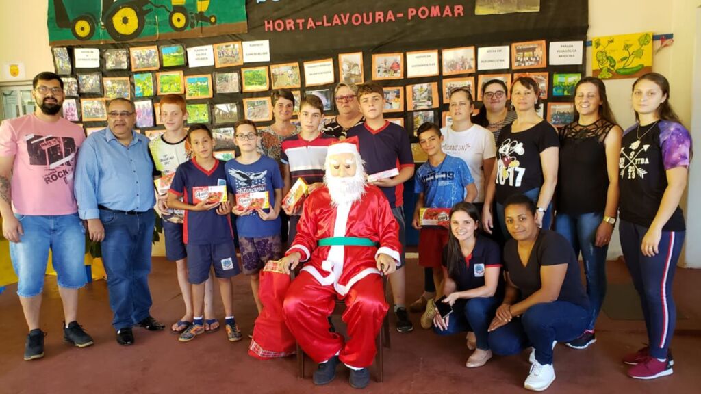 PAPAI NOEL FAZ ALEGRIA DA GAROTADA EM ESCOLAS RURAIS DA REDE MUNICIPAL DE EDUCAÇÃO DE PIRATUBA