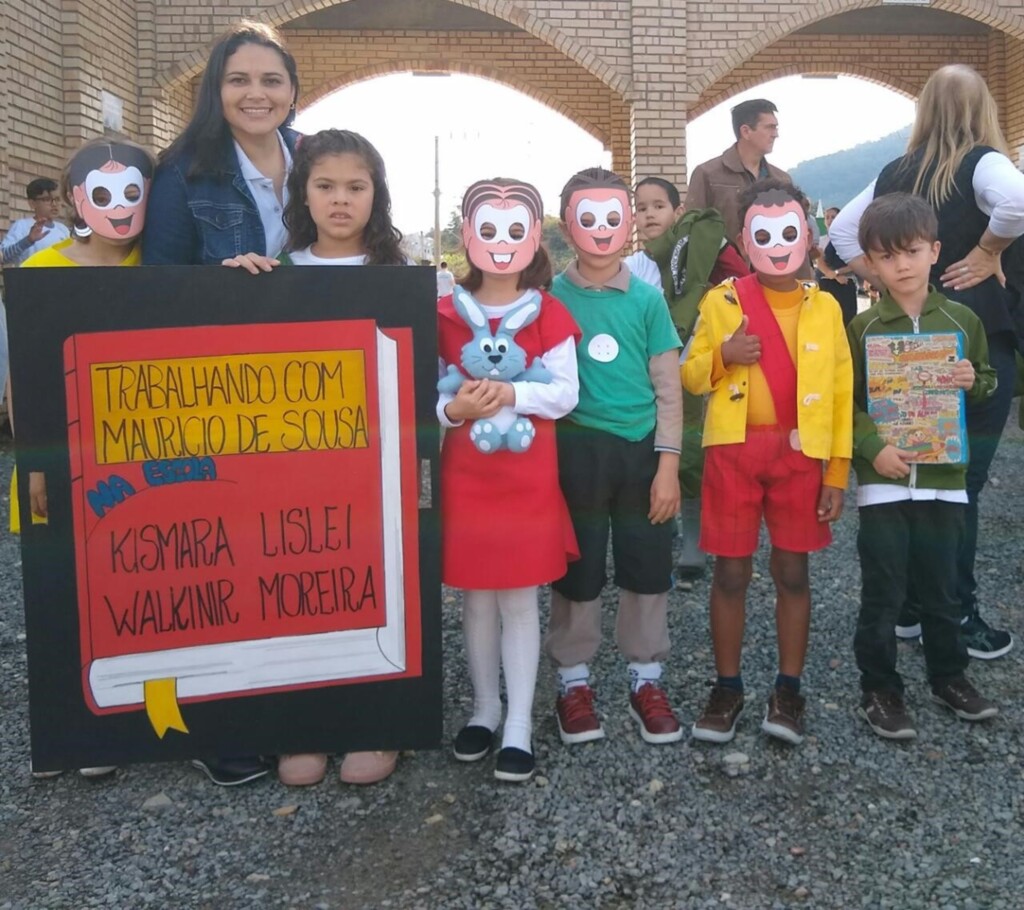  - Professora Jaqueline com alunos em desfile da escola (Foto: acervo pessoal)