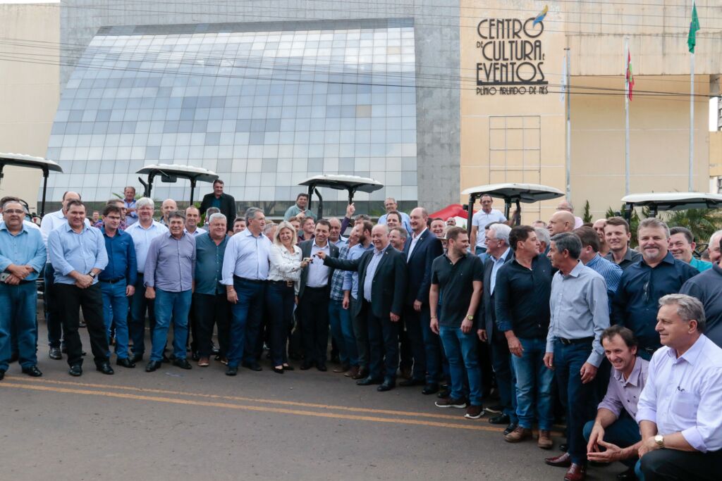 Em Chapecó, governador anuncia entrega de 192 equipamentos agrícolas a municípios catarinenses