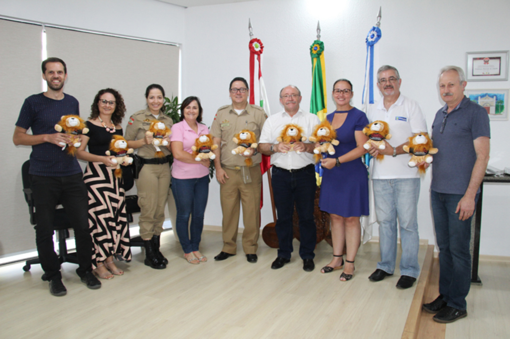 CMDCA realiza entrega de mascotes do PROERD à Polícia Militar