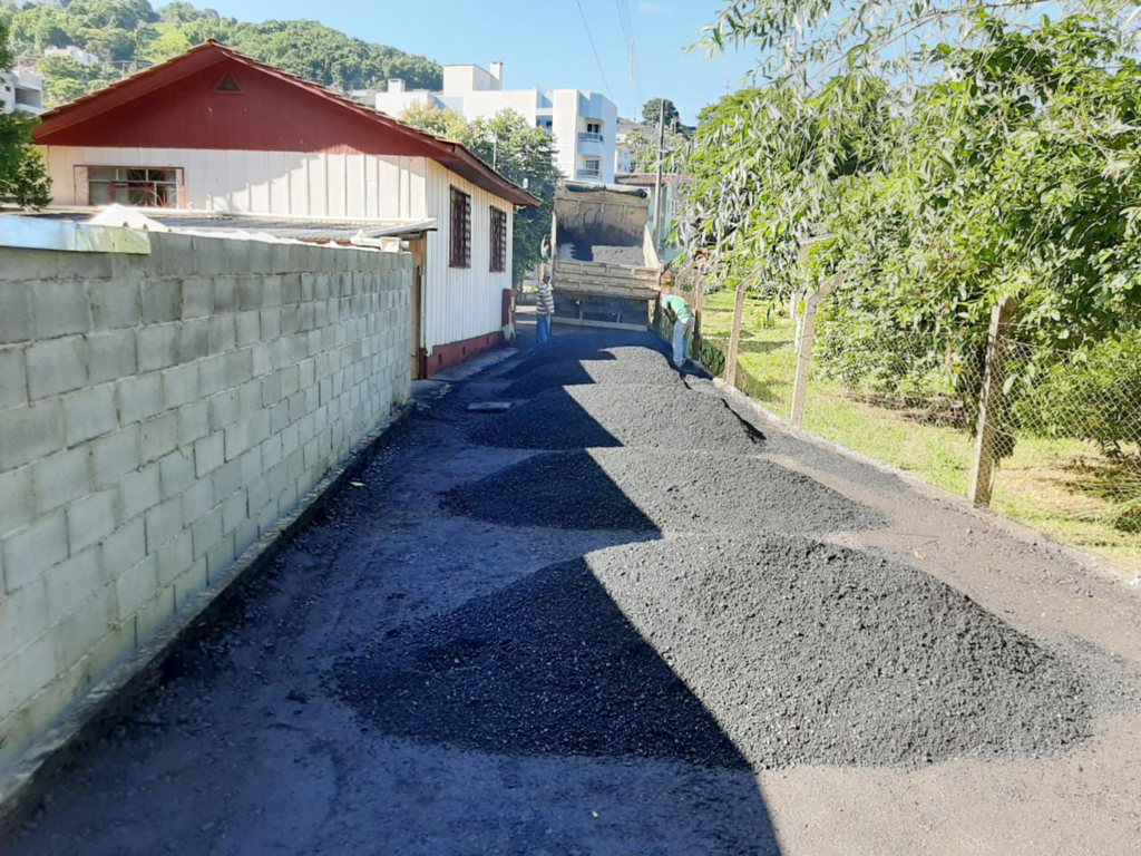 Secretaria de Infraestrutura conclui a pavimentação de rua no Loteamento Santa Terezinha