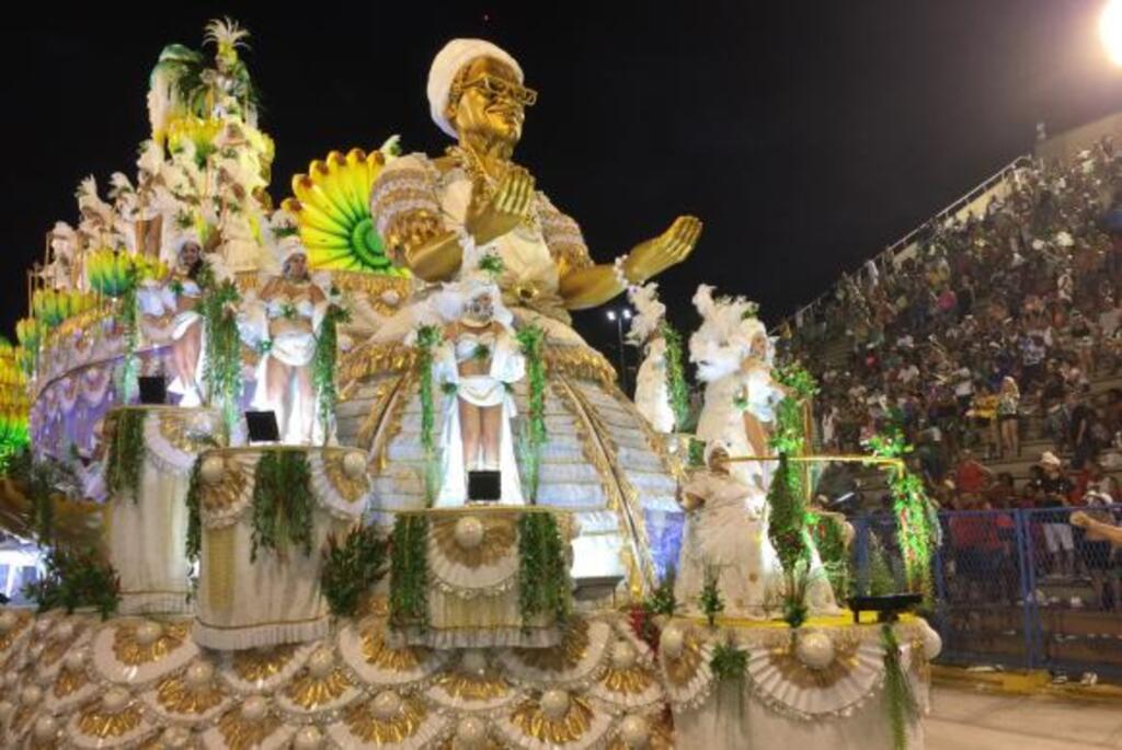 Atraso da Grande Rio marca o primeiro dia de desfiles no Rio de Janeiro
