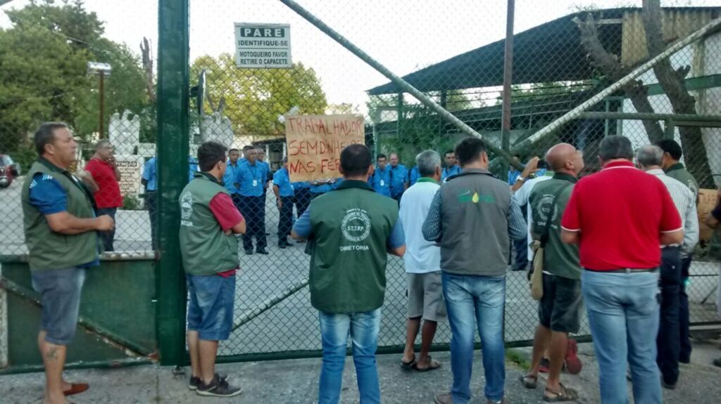 Funcionários da empresa Santa Rosa param por três horas na manhã desta terça