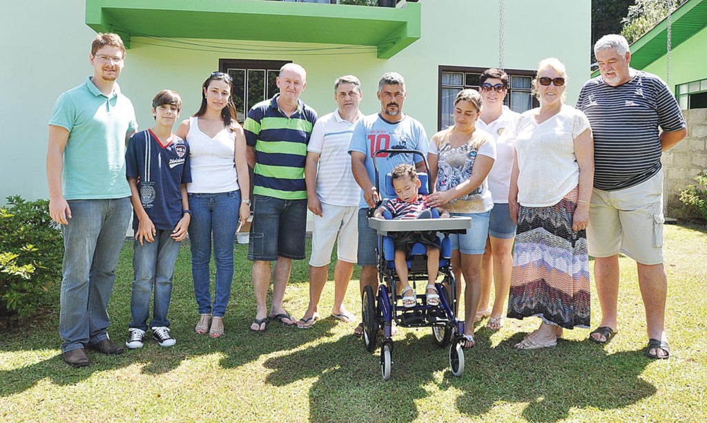 Menino recebe cadeira de rodas através do Rotary anitense