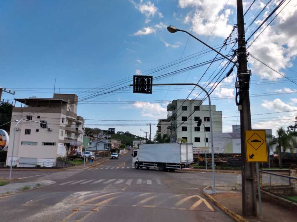 Instalado semáforo no cruzamento da Anita Garibaldi com a João Suzin Marini