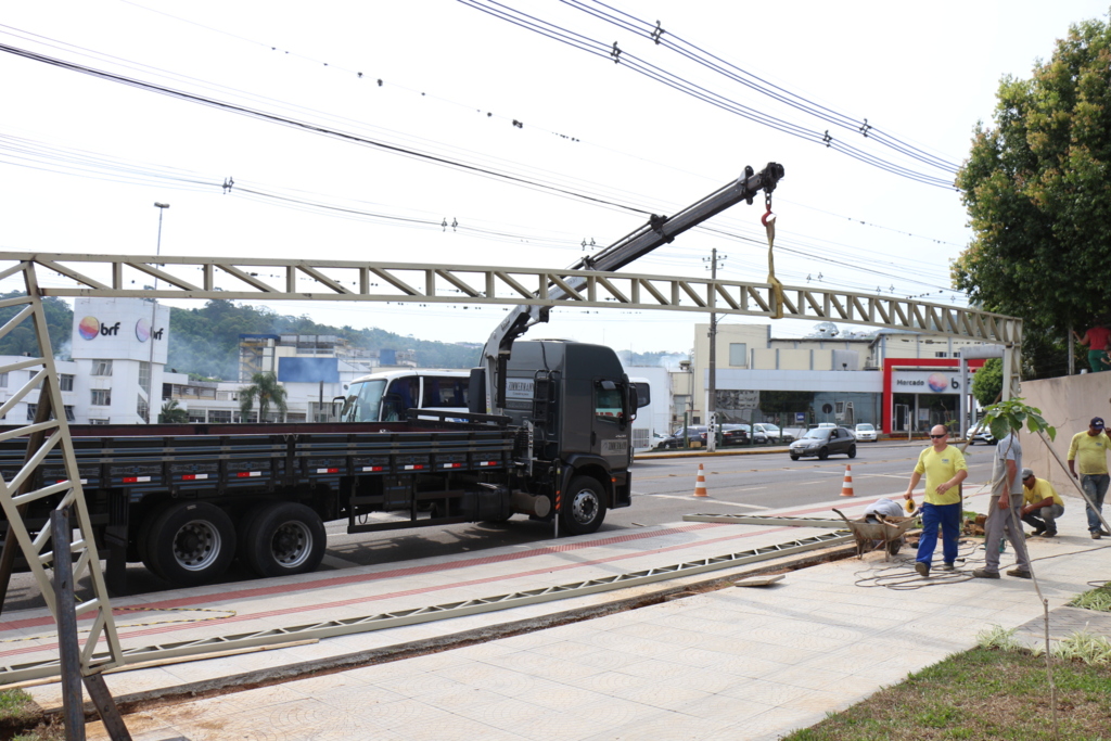 Seguem os trabalhos de montagem do abrigo de passageiros em frente a BRF