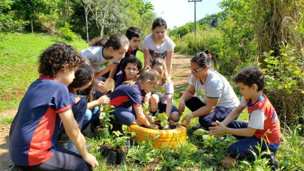 ESTUDANTES DE ESCOLA ECOLÓGICA DE PIRATUBA RECRIAM JARDIM DE ENTRADA DA INSTITUIÇÃO