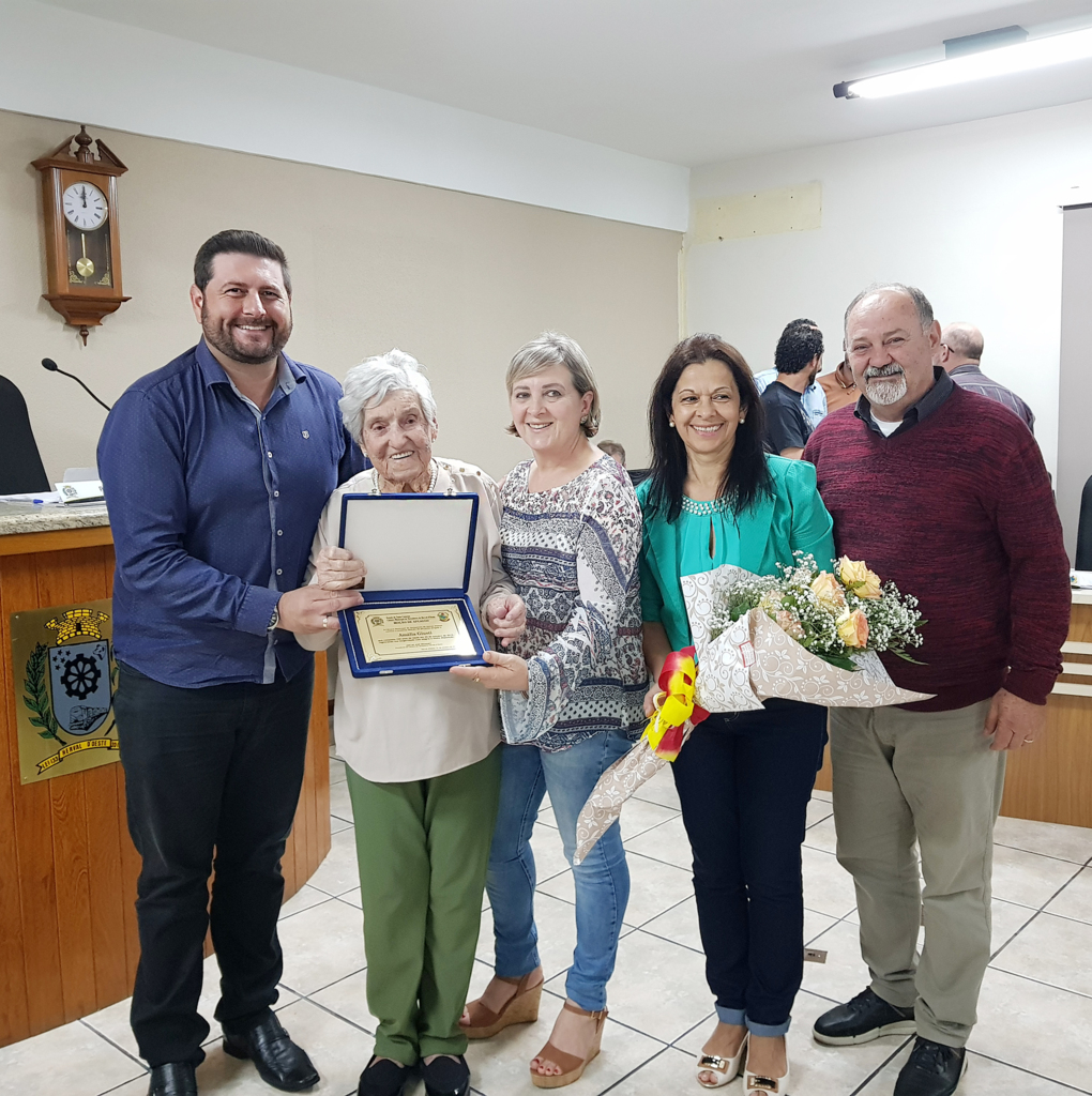 Amália Giusti que completou 100 anos de idade no último domingo, recebeu homenagem