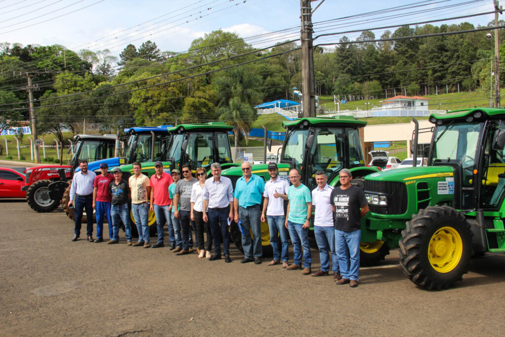 Tratores que compõem a frota agrícola do município recebem novas cabines climatizadas