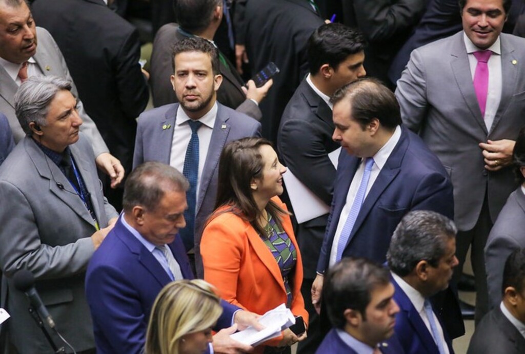 Rodrigo Maia trabalha para derrubar veto de Bolsonaro ao projeto de Renata Abreu