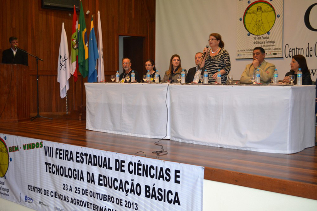 Estudantes de todo o Estado estão em Lages apresentando projetos científicos