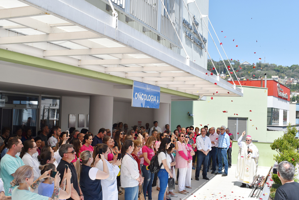 HUST celebra dia da padroeira do hospital, Santa Terezinha, com benção das rosas