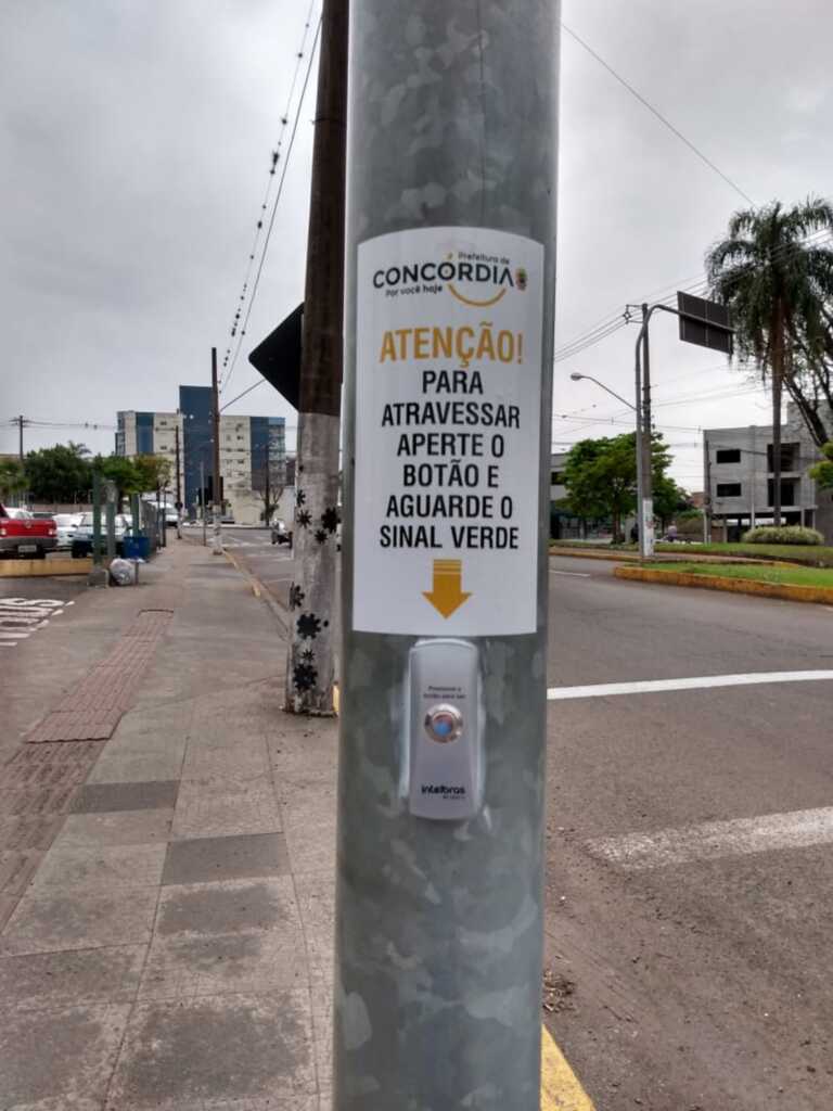 Instalada botoeira para travessia de pedestres na entrada de caminhões da BRF