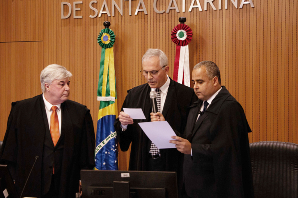 Desembargador Carlos Alberto Civinski toma posse como juiz substituto no TRE-SC