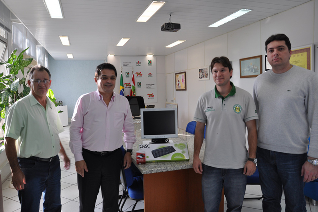 Secretaria da Agricultura entrega computadores do programa Beija-flor à Associação de Bananicultores