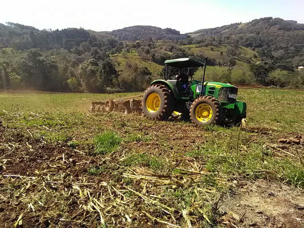 Secretaria da Agricultura e Meio Ambiente de Capinzal dá início aos serviços com a grade aradora