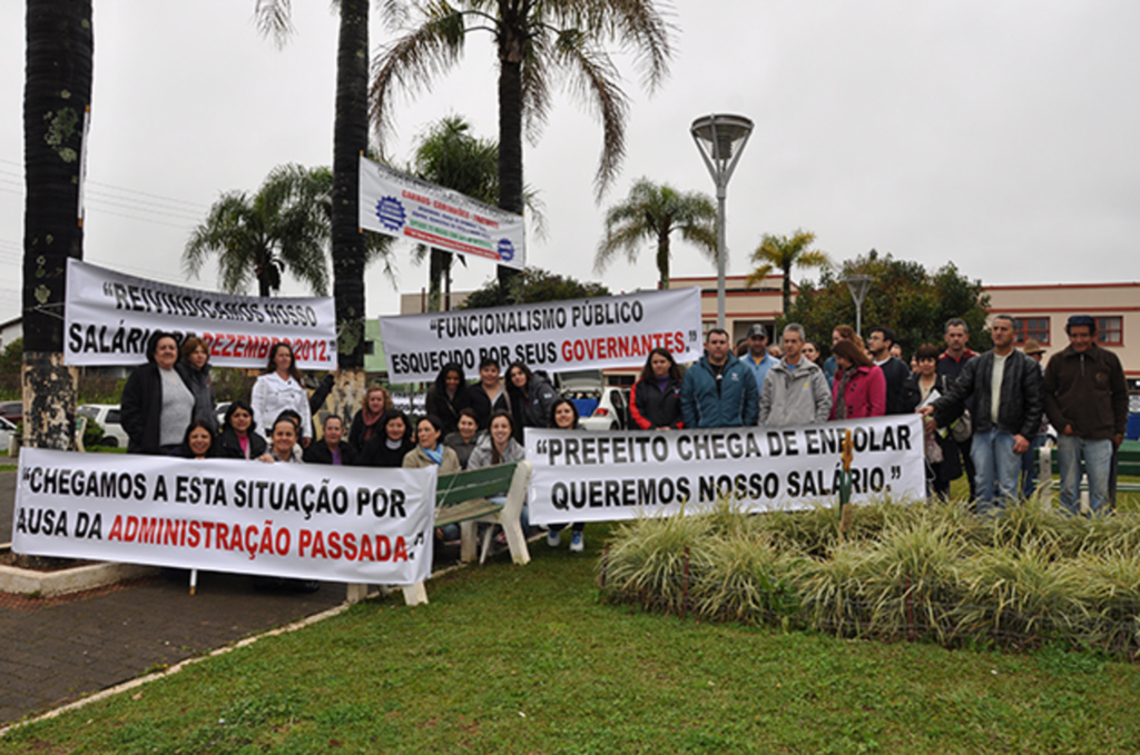 Funcionários públicos municipais cruzam os braços e buscam direitos