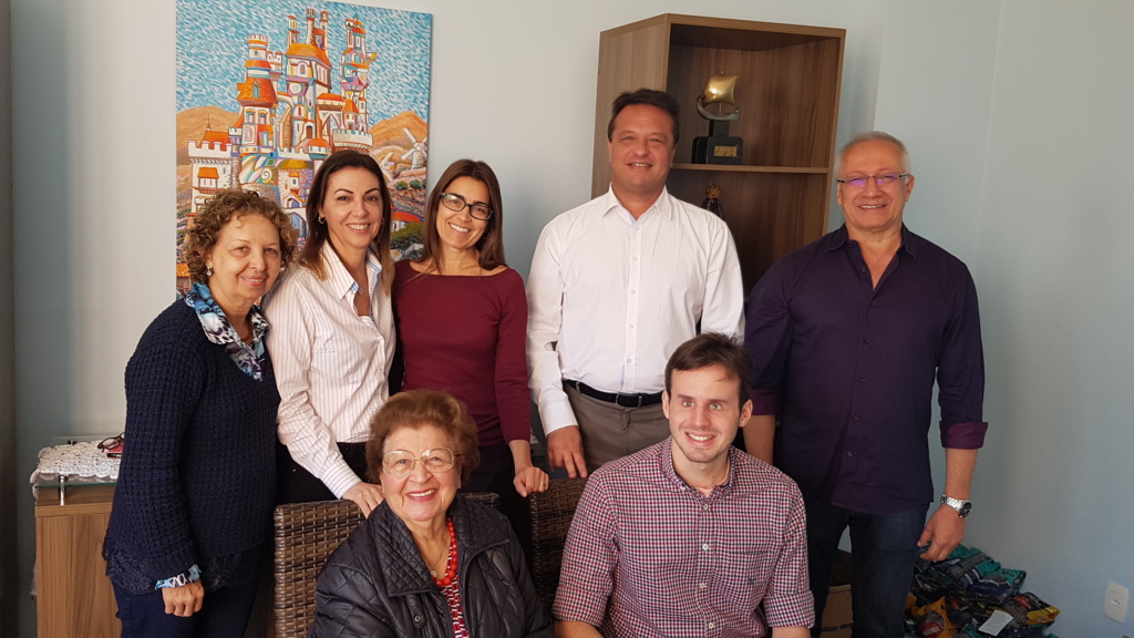  - De pé, a partir da esquerda, pedagoga Bernadete Berto (assessora executiva da AVOS), médica Denise Bosfield (especialista em oncologia, pediatra do Hospital Infantil Joana de Gusmão), médica Tatiana Costa (oncopediatra), professor Marcelo Batista de Sousa (presidente do SINEPE/SC), empresário Rilder Campos ( presidente da Coniacc - Confederação Nacional das Instituições de Apoio e Assistência à Criança e ao Adolescente com Câncer), empreendedora Maria Gertrudes da Luz Gomes (presidente da AVOS),  jornalista Fernando Campos (jornalista).