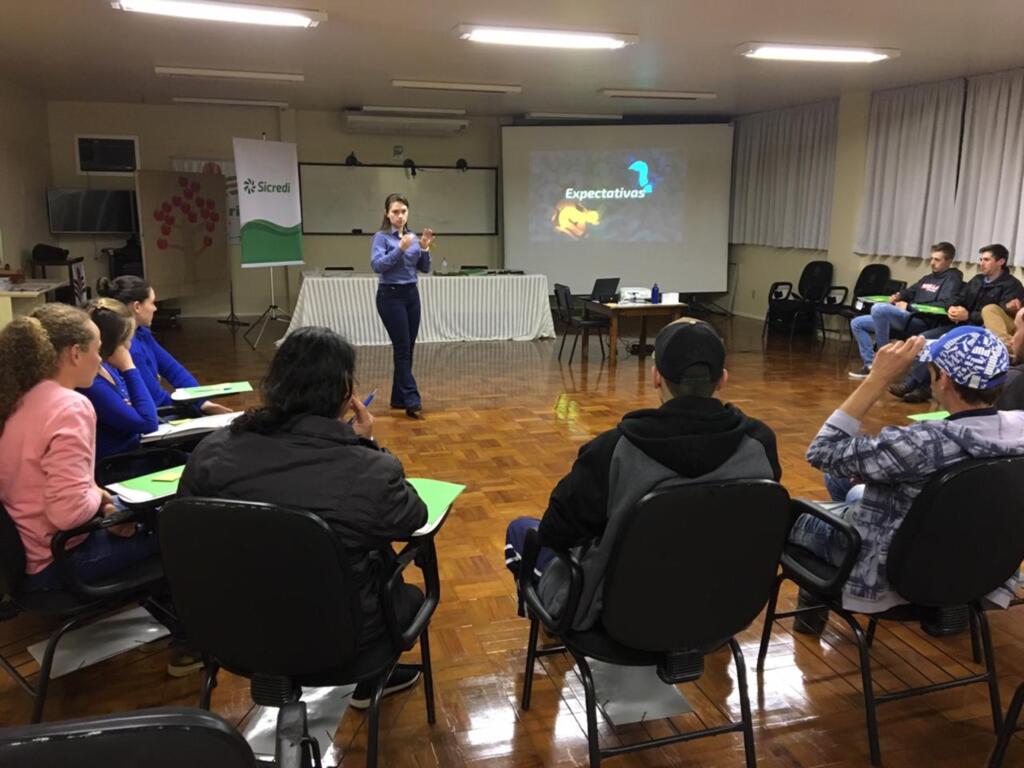 Sicredi UniEstados leva educação financeira para  jovens rurais em Santa Catarina