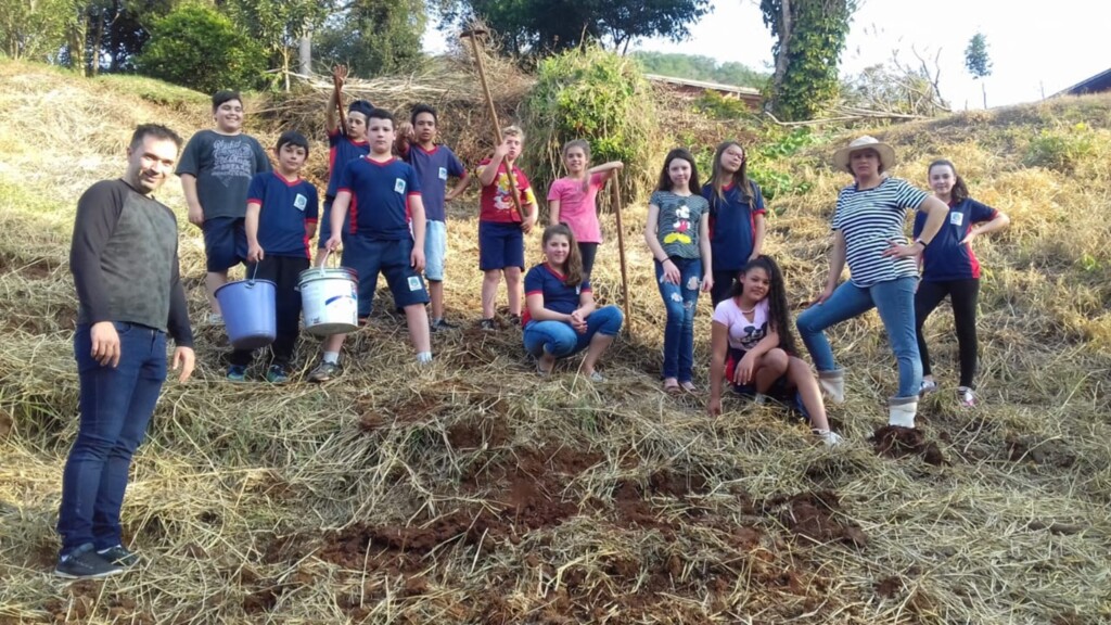  - Ações desenvolvidas por escola do distrito de Uruguai, integram projeto que contempla horta escolar e pomar em atividade que conta com orientação profissional da Secretaria de Educação.