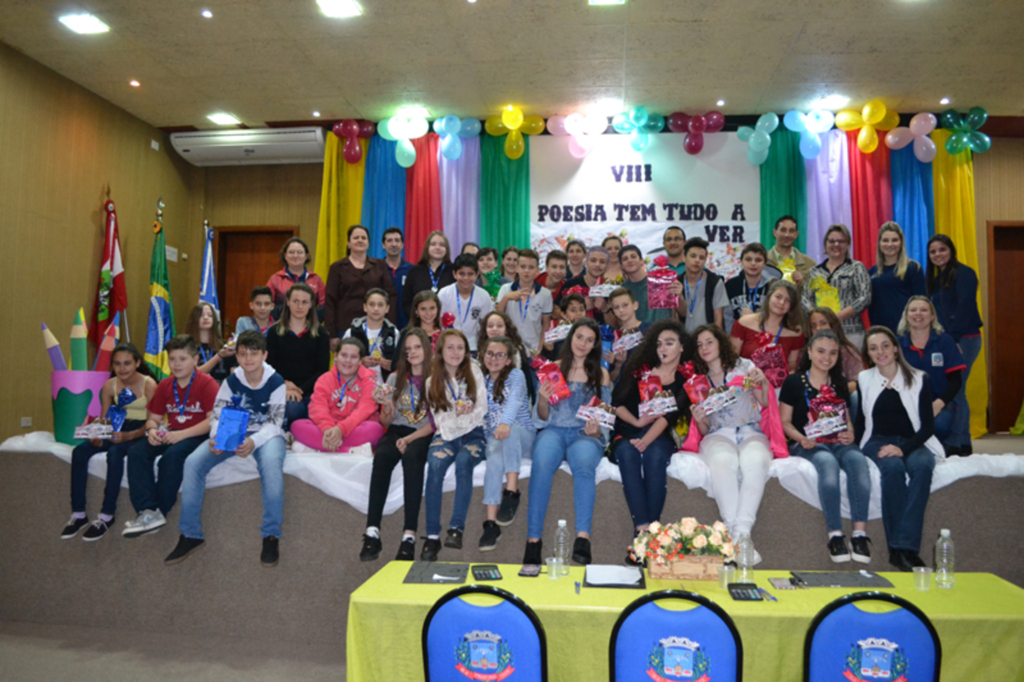 Mais de 300 alunos participaram do Festival 'Poesia Tem Tudo a Ver' em Piratuba