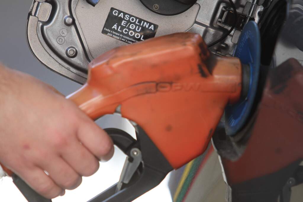 Petrobras anuncia redução de 0.1% na gasolina para quarta-feira