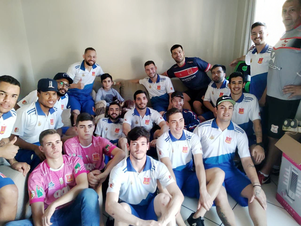 Jogadores e comissão técnica da AD AGN em visita a jovem atleta