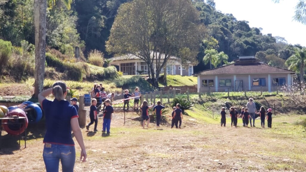  - Visita de alunos do pré-escolar inspirou aprendizagem em meio ao espaço verde de escola de contraturno, vocacionada à educação ambiental e sustentabilidade.