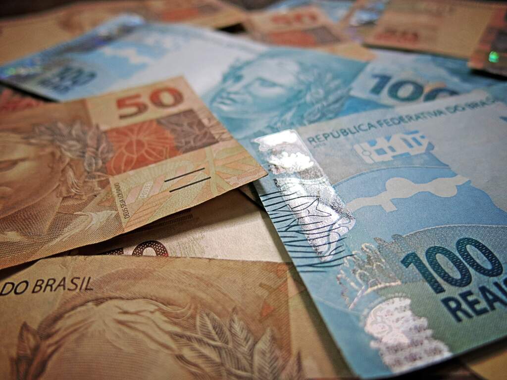 Prazo para saque do abono salarial ano-base 2015 termina quinta-feira