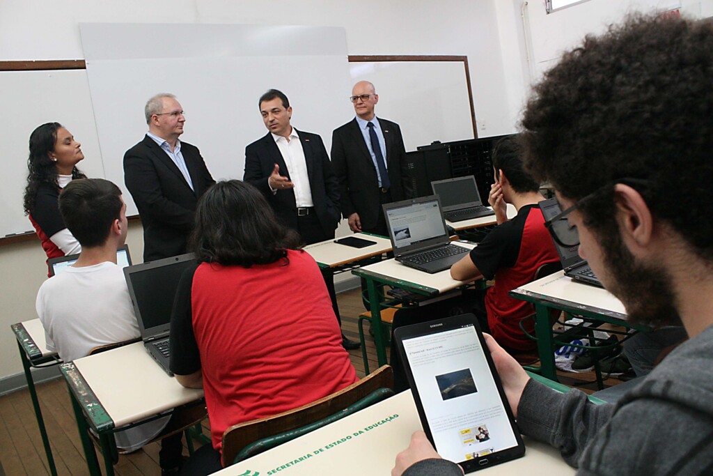 Entrega de equipamentos tecnológicos marca a volta às aulas na rede estadual de ensino