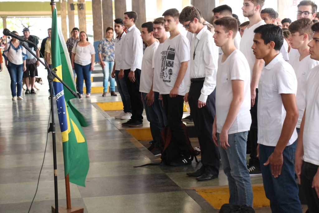 Jovens prestam Juramento à Bandeira em cerimônia de dispensa do Serviço Militar