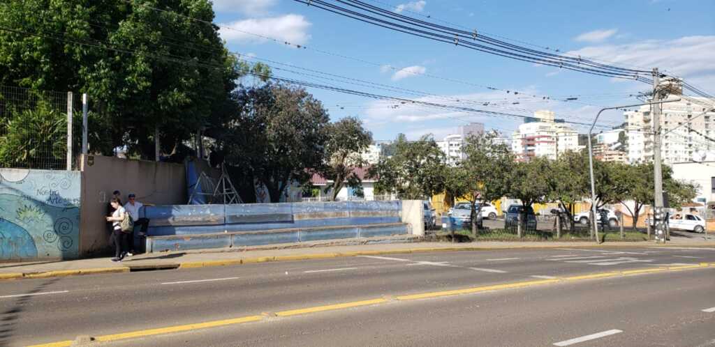 Espaço temporário para passageiros durante obra de abrigo