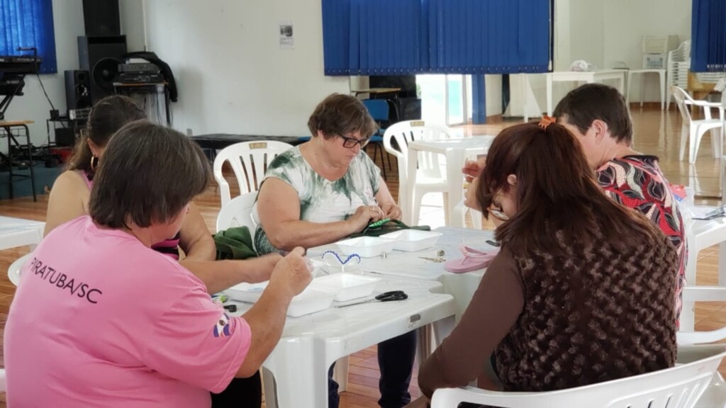 Curso ensina mulheres a arte da customização de chinelos em Piratuba