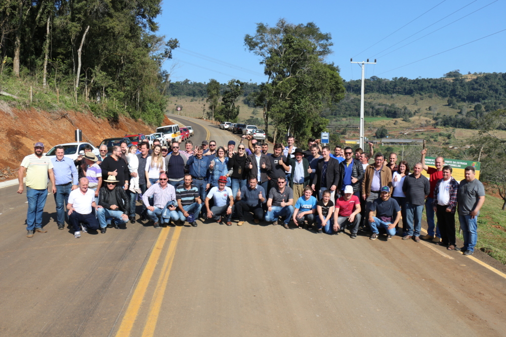 Primeiro asfalto rural de Concórdia é inaugurado