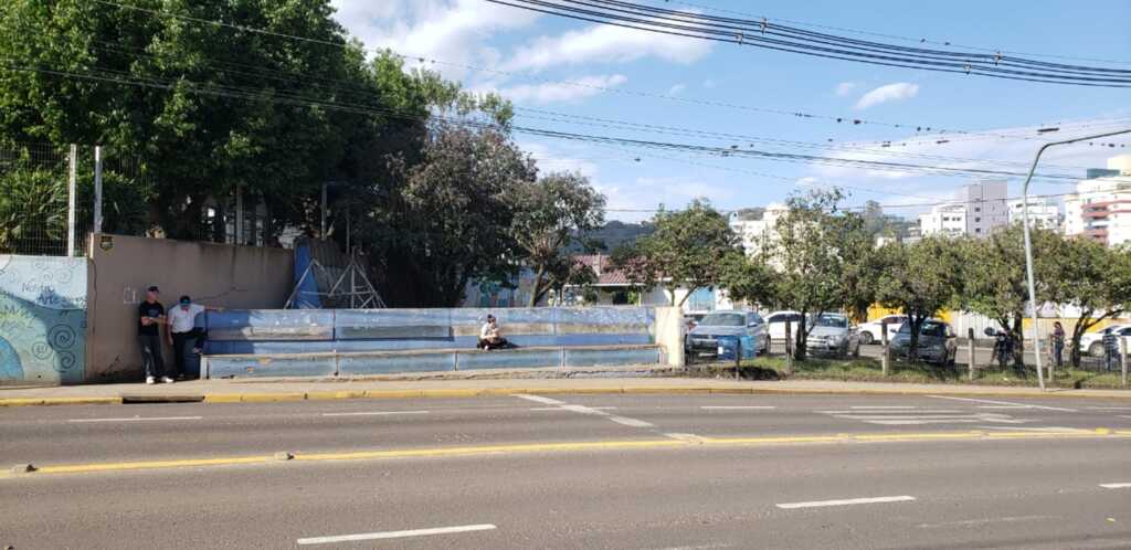 Iniciam as obras do novo abrigo de passageiros em frente a BRF