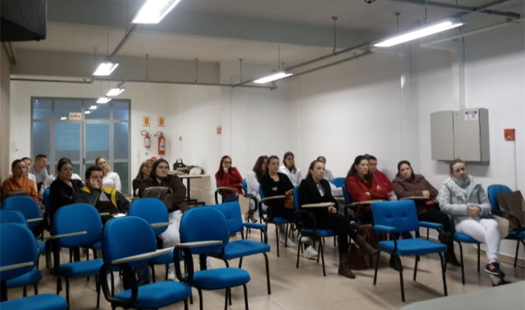 Equipes de enfermagem do HUST recebem capacitação sobre dor no pós-operatório