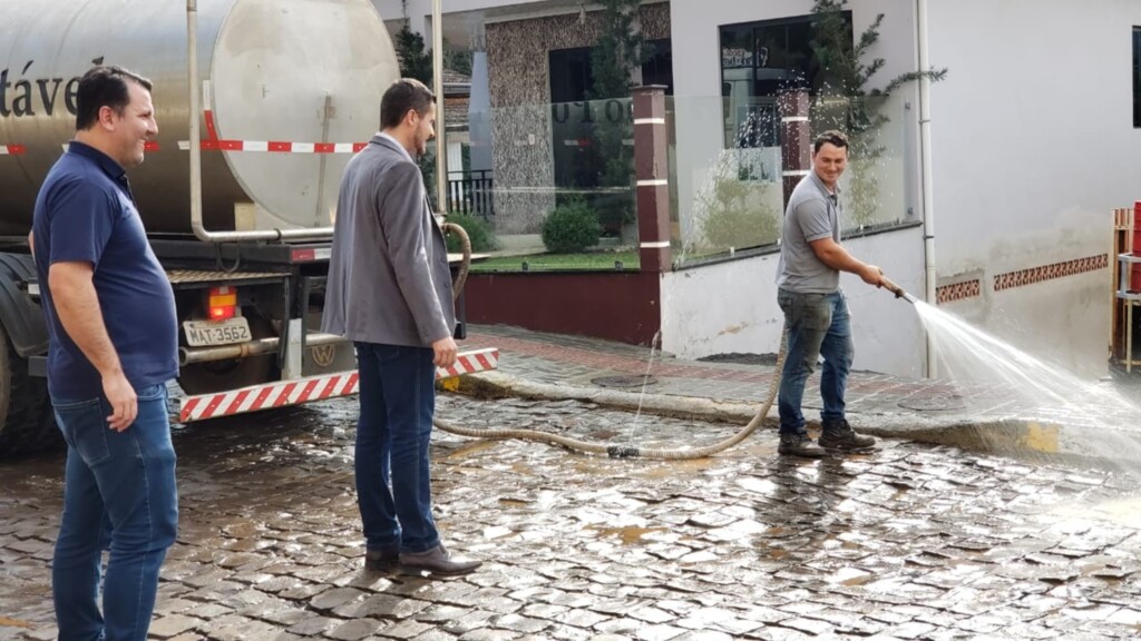  - Ações na rua Boa Vista, região que atende principais instituições de ensino de Piratuba, começaram nesta segunda, com limpeza do calçamento.