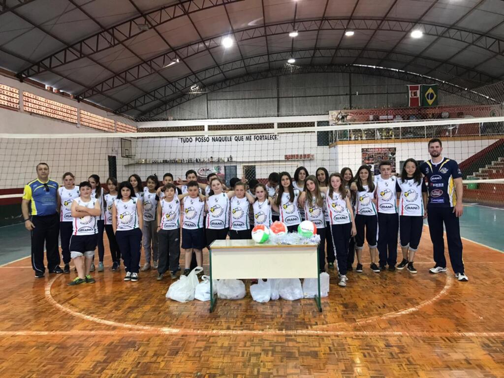 Alunos de Vargem Bonita são beneficiadas com materiais esportivos da AJOV