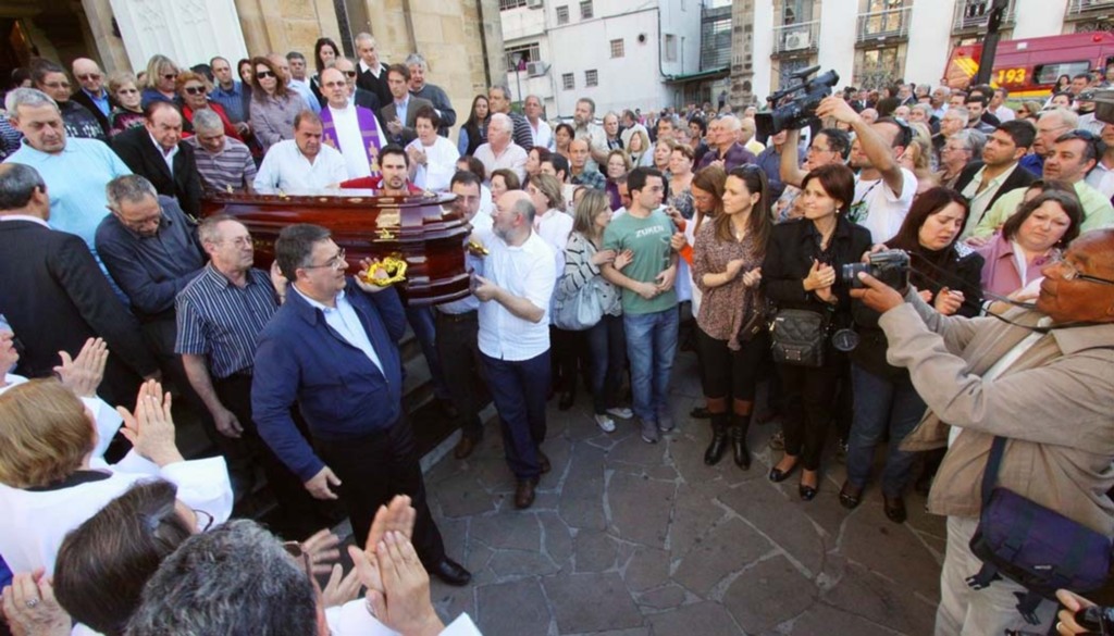 Familiares, amigos e políticos se despedem de Casemiro Colombo