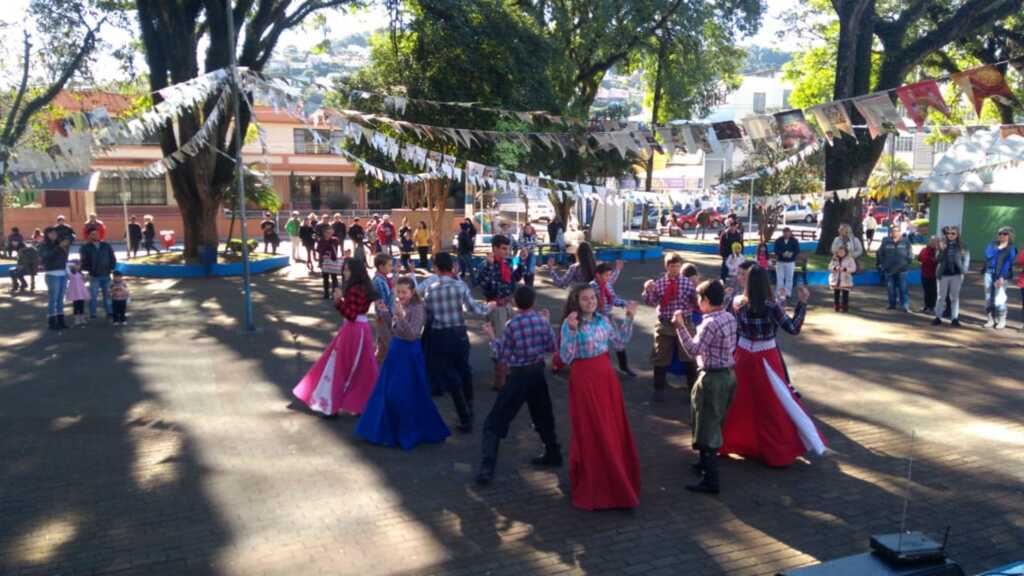 Secretaria de Educação de Capinzal realizou neste sábado a 1ª Edição do 'Arraiá na Praça'